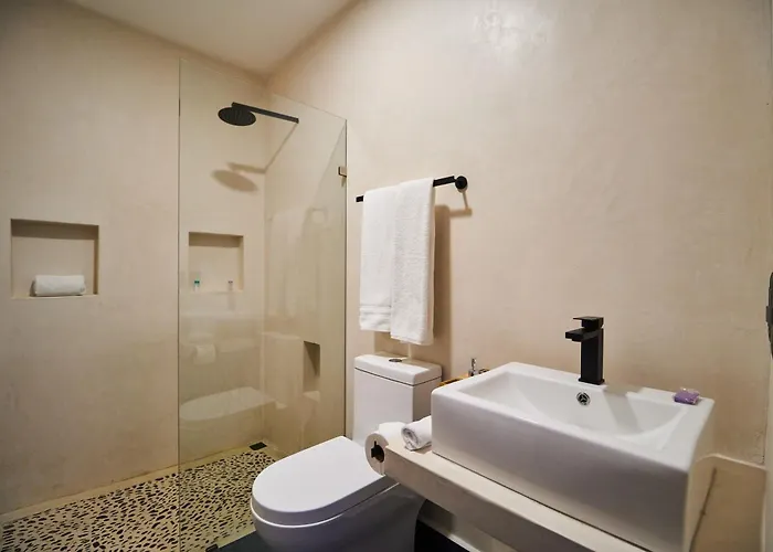 Casa Baay - Private 17 Bedroom House, 34 Pax, Rooftop And Pool + Concierge Holiday home *